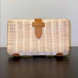 Straw clutch with chain strap